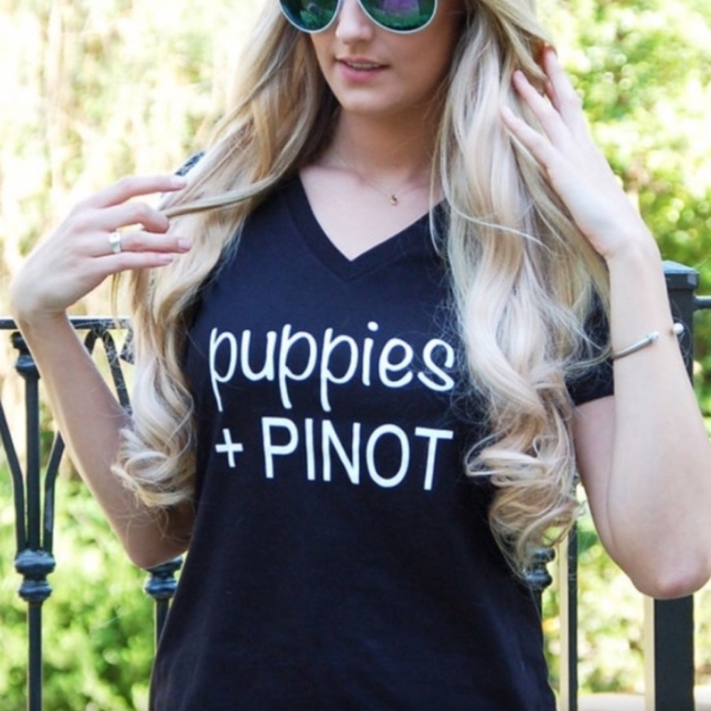 🐶 "𝗣𝗼𝗽𝗽𝗶𝗲𝘀 & 𝗣𝗶𝗻𝗼𝘁" 🍷(𝗚𝗿𝗲𝗴𝗴𝗶𝗼 𝗪𝗶𝗻𝗲)) V-Neck Tee